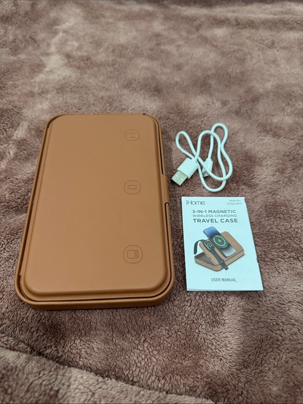Magnetic 3-in-1 Wireless Charging Travel Case - brown